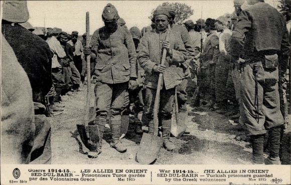 CPA Guerre 1914-1915, Prisonniers Turcs gardés par des Volontaires Grecs