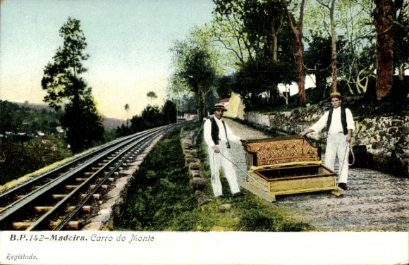 Ak Insel Madeira Portugal, Carro do Monte, Sessel mit Trägern neben Bahnstrecke