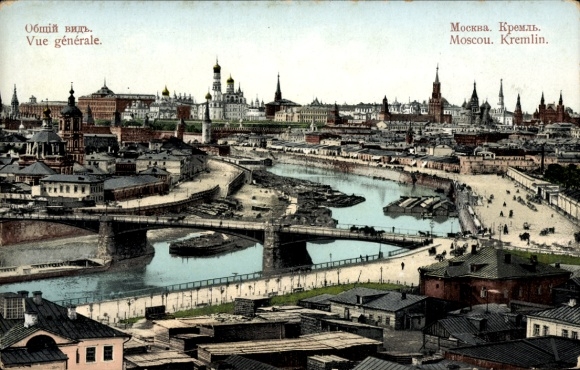 Ak Moskau Russland, Allgemeine Ansicht,  Kreml, Fluss, Brücke, Gebäude