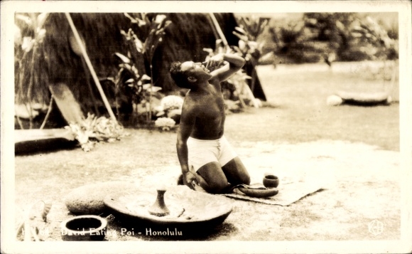 Ak Honolulu Hawaii USA, Hawaiianer beim Essen am Strand