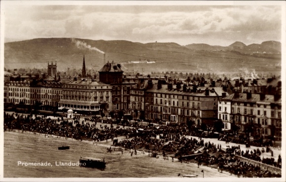 Ak Llandudno Wales, Promenade,  Küstenansicht, Menschenmenge,  