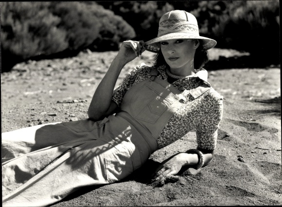 Foto Mode, Latzrock mit geblümter Bluse, Modell Lucie Linden, Sommer 1977