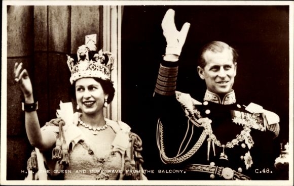 Ak HRH Königin Elizabeth und Herzog winken vom Balkon, Krönung 1953