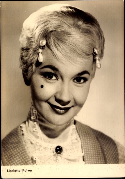Ak Schauspielerin Liselotte Pulver, Portrait