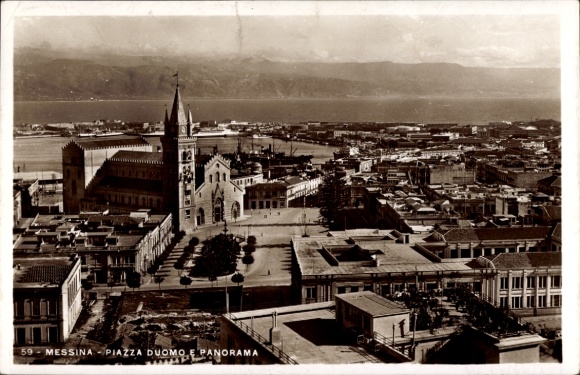 Ak Messina Sizilien, Panoramablick auf die Piazza Duomo, Stadtansicht, Meer im Hintergrund