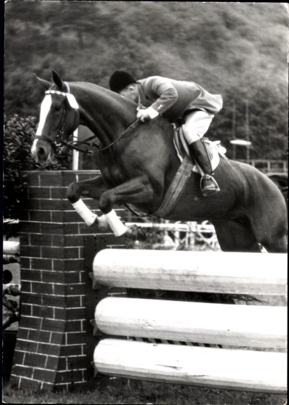 Foto Ak Springreiten, Sprung über ein Hindernis