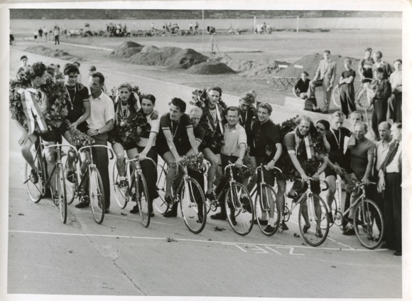 Foto Bahnmeisterschaften der Berliner Radamateure, Die beiden Mannschaften der RV Luisenstadt
