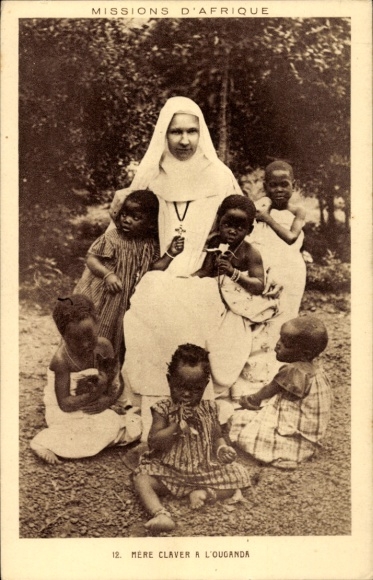 Ak Uganda, französische Missionarin Mutter Claver mit Kindern