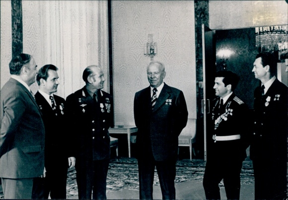Foto Auszeichnung Sowjetischer Kosmonauten, nach der Zeremonie, 1975