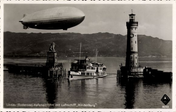 Ak Lindau am Bodensee Schwaben, Hafeneinfahrt mit Luftschiff Hindenburg