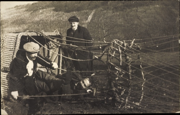 Foto Ak Männer in umgefallenem Heißluftballon Korb