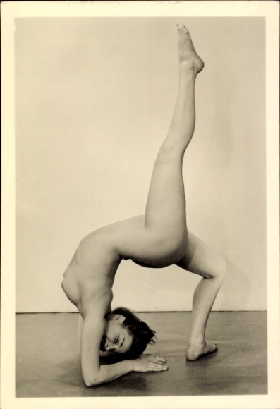Foto Frauenakt, Gymnastikfigur, erhobenes Bein