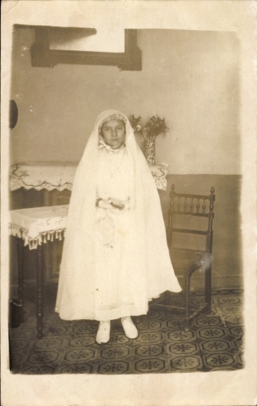 Foto Ak Mädchen in weißem Kleid, Portrait, Kommunion