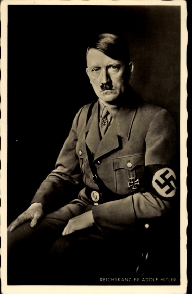 Ak Führer und Reichskanzler Adolf Hitler, Sitzportrait