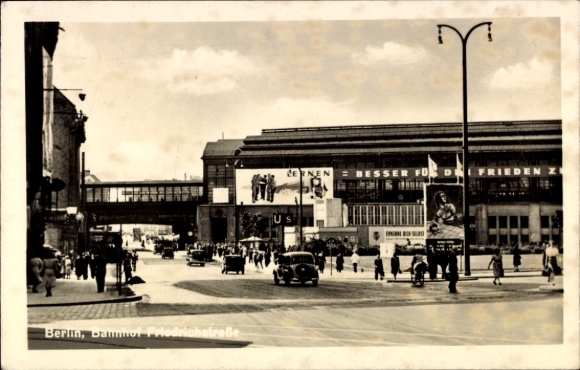 Ak Berlin Mitte, Blick auf den Bahnhof Friedrichstraße, Straßenpartie, DDR Straßenschmuck