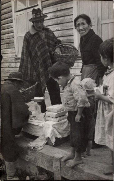 Foto Ak La Paz Bolivien, einheimische Familie am Steg, Ware