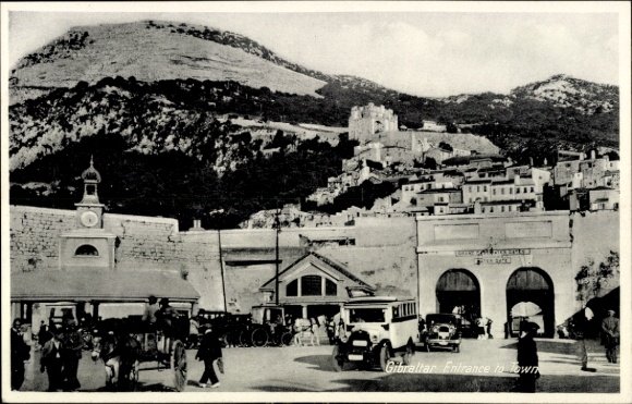 Ak Gibraltar,  Eingang zur Stadt, Berge im Hintergrund,  Fahrzeuge