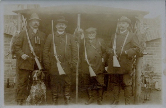 Foto Jagdgesellschaft, Jäger mit Gewehren, Hund