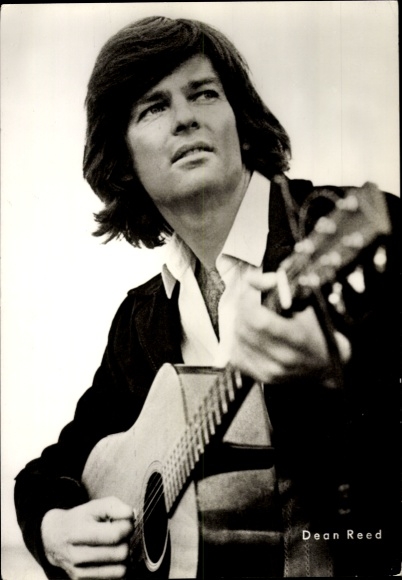 Ak Sänger und Schauspieler Dean Reed, Portrait, Aus dem Leben eines Taugenichts, Gitarre