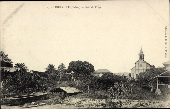 Ak Libreville Gabun, LIBREVILLE, Coin de Plage, Kirche, Pflanzen, Landschaft