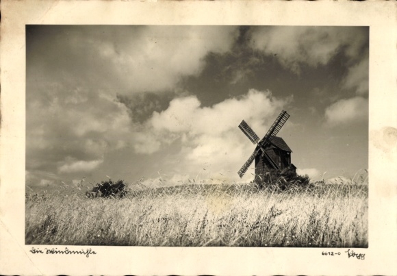 Ak Blick auf eine Windmühle, Wolken, Feld
