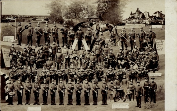 Foto Ak Neuburg an der Donau Oberbayern, deutsche Soldaten in Uniform, Regiment