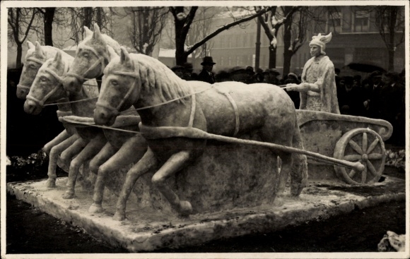 Foto Ak München, Eisskulptur, Römerwagen mit 4 Pferden, 1933