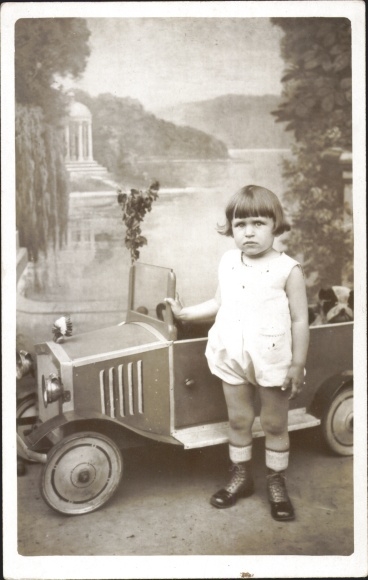 Foto Ak Kinderportrait, Kleinkind mit Spielzeugauto, Kinderfahrzeug, Sommer 1933