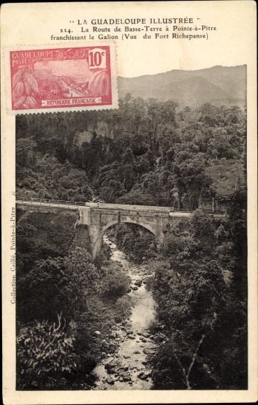 Ak Guadeloupe, La Route de Basse Terre a Pointe a Pitre, le Galion, Vue du Fort Richepanse