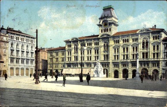 Ak Triest Trieste Friuli Venezia Giulia,  Il Municipio,  Architektur, Menschen auf der Straße