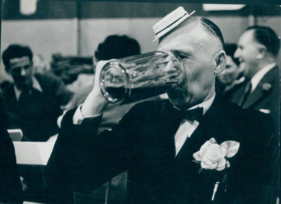 Foto Berlin West 1955, Mann mit Bierglas