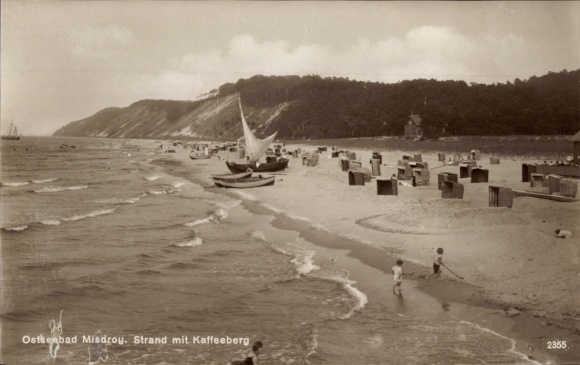 Ak Międzyzdroje Ostseebad Misdroy Pommern, Strand mit Kaffeeberg,  Boote, Strandkörbe, Kinder