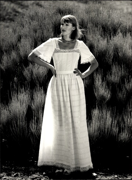 Foto Mode, Baumwollkleid mit Klöppelspitze, Modell Lucie Linden, Sommer 1977
