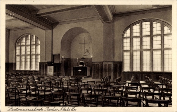 Ak Berlin Neukölln, Stadtmissionskirche, Lenaustraße 1-4, Innenansicht, Altar, Kreuz