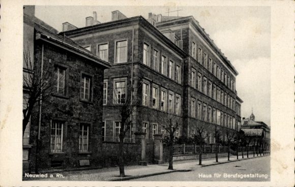Ak Neuwied am Rhein, Neuwied a Rh., Haus für Berufsgestaltung, Bäume, Straßenansicht