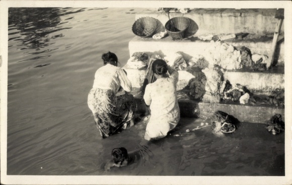 Ak Frauen waschen im Fluß