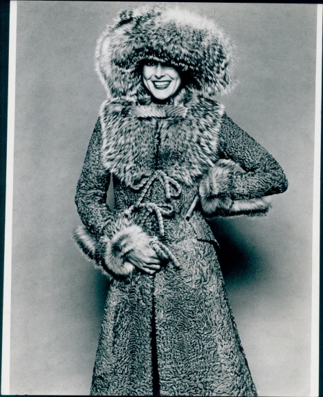 Foto Mode, Pellegrini, Mailand, Swakara Fashion 1971/72, Persianer-Mantel, Wagnerberet aus Dachs