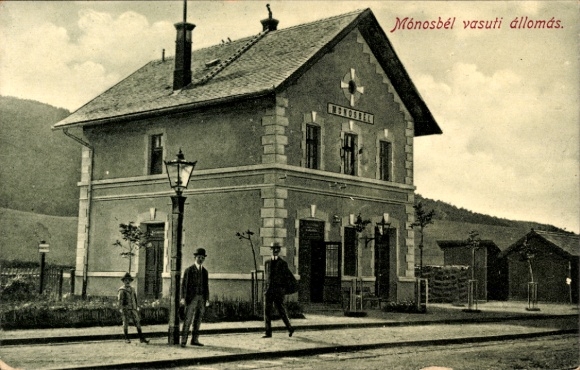 Ak Mónosbél Heves Ungarn, Hauptbahnhof, Straßenansicht