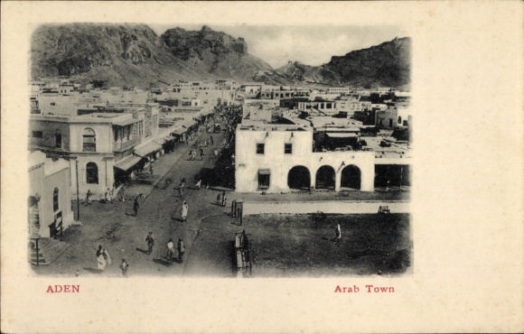 Ak Aden Jemen, Stadtansicht von  Arab Town, Menschen auf der Straße, Berge im Hintergrund