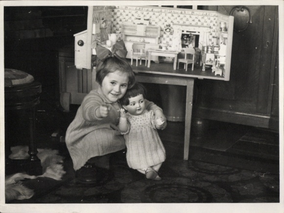 Foto Kleines Mädchen mit Puppe und Puppenstube, Traudle, Weihnachten 1935