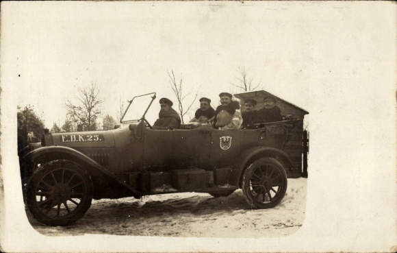 Foto Ak Deutsche Soldaten im Auto, Gruppenfoto, Kaiserzeit