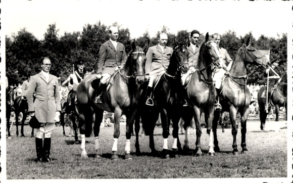 Foto Ak Springreiten, Siegerehrung