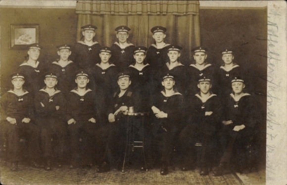 Foto Ak deutsche Seeleute in Uniform, SMS Schwaben, Gruppenbild