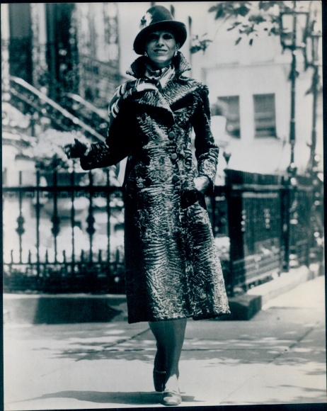 Foto Mode, Maximilian, New York, Swakara Fashion 1971/72, Stadt-Pelzmantel aus Persianer