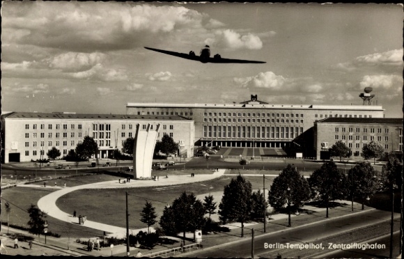 Ak Berlin Tempelhof, Luftbrückendenkmal, Flughafen, Flugzeug