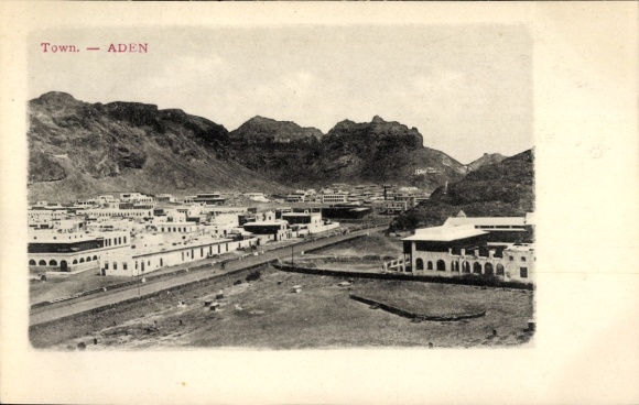Ak Aden Jemen, Stadtansicht,  Berge im Hintergrund,  Architektur
