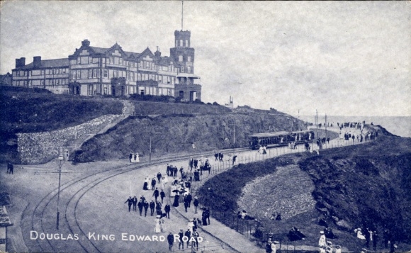 Ak Douglas Isle of Man, Gebäude am Hang, Straße mit Schienen, Spaziergänger, Küstenblick, King...