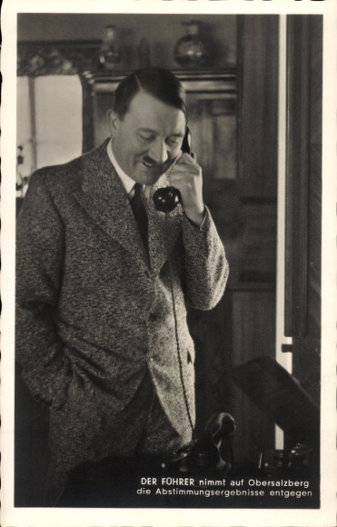 Ak Führer und Reichskanzler Adolf Hitler am Telefon in Haus Wachenfeld