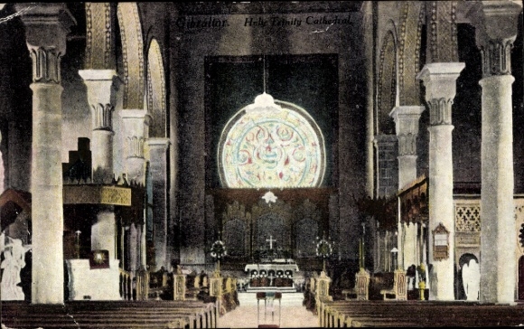 Ak Gibraltar, Innenansicht der Kathedrale, großes Fenster, Kirchenbänke, Säulen