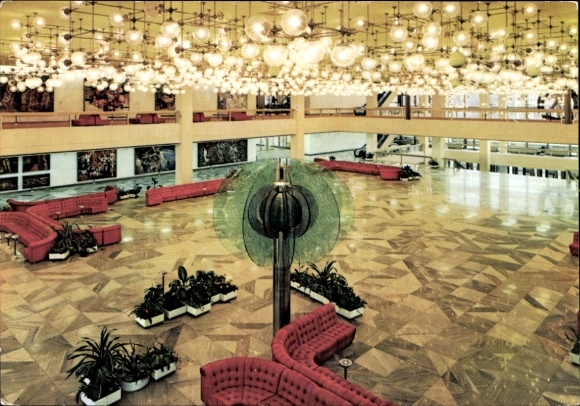 Ak Berlin Mitte, Alexanderplatz, Hauptfoyer mit Gläserner Blume, Galerie, viele Lampen, rote B...